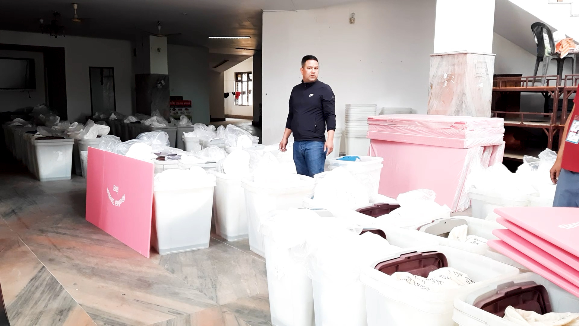 निर्वाचन सामग्रीको चुस्त व्यवस्थापन र ढुवानी मुख्य निर्वाचन कार्यालयबाट मतदानका लागि आवश्यक मतपेटिका, मतपत्र, स्वस्तिक छाप, लाहा लगायत ६० भन्दा बढी प्रकारका सामग्रीहरू मतदान केन्द्रतर्फ पठाउने कार्य धमाधम