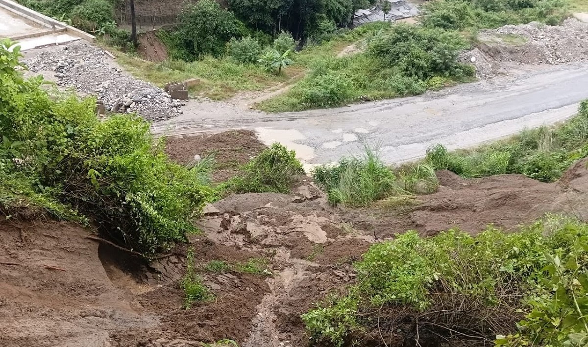 तीन दिनदेखि लगातार परेको अविरल वर्षापछि आएको बाढी र पहिरोले देशका विभिन्न जिल्लामा जनजीवन प्रभावित..........