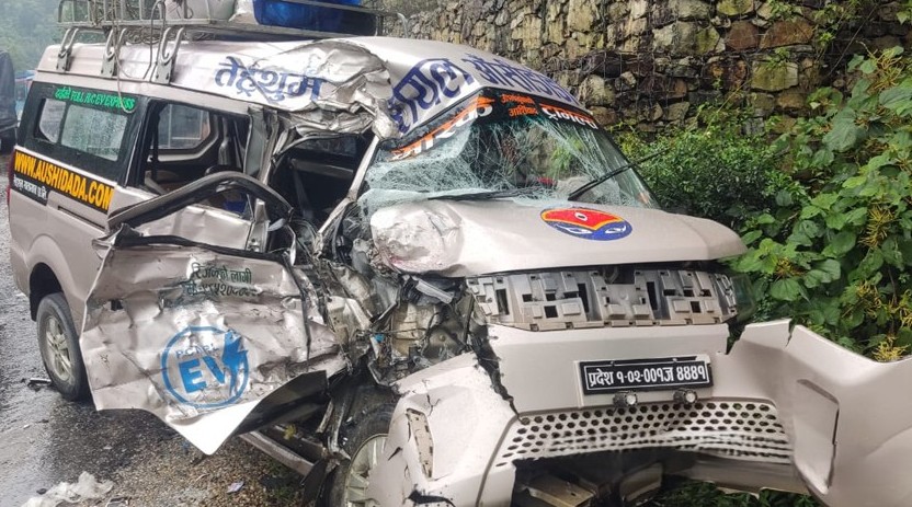 विद्युतीय गाडी र ट्यांकर ठोक्किँदा दुई जना घाइते..........